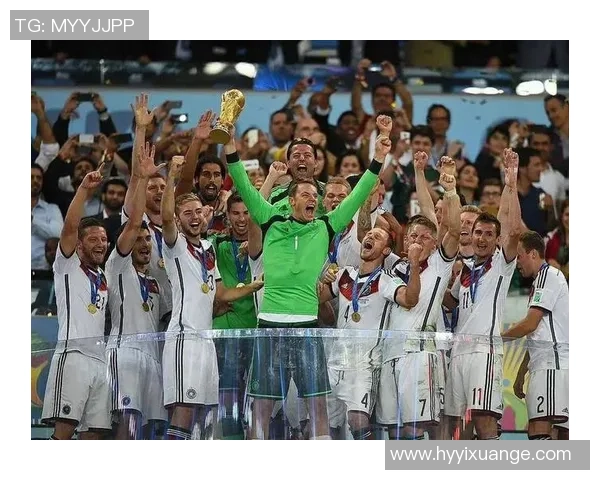 《回顾足球史上十大传奇球星:风云人物与时代巨星的荣耀之路》 《回顾足球史上十大传奇球星:风云人物与时代巨星的荣耀之路》