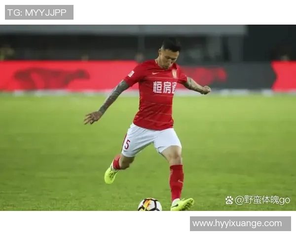 以坚韧无畏的精神征战绿茵场 新一代国足球星展现硬汉风采