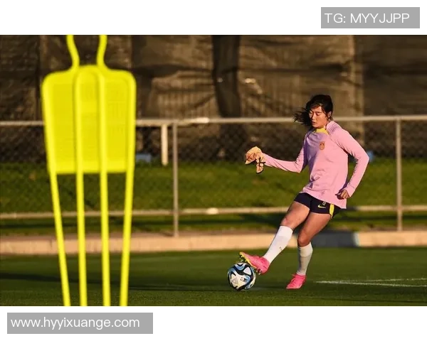 女足球星莉娜的精彩表现和成长历程全纪录视频解析