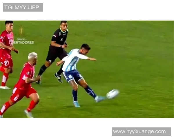 球星精彩一幕将足球精准踢入观众席引爆全场激情